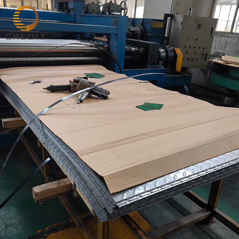 892ee43e-2467-4007-947a-4d59bd045b30_estación_de_trabajo_para_la_máquina_de_gofrado_de_línea_de_producción_de_placas_con_rejilla.jpg