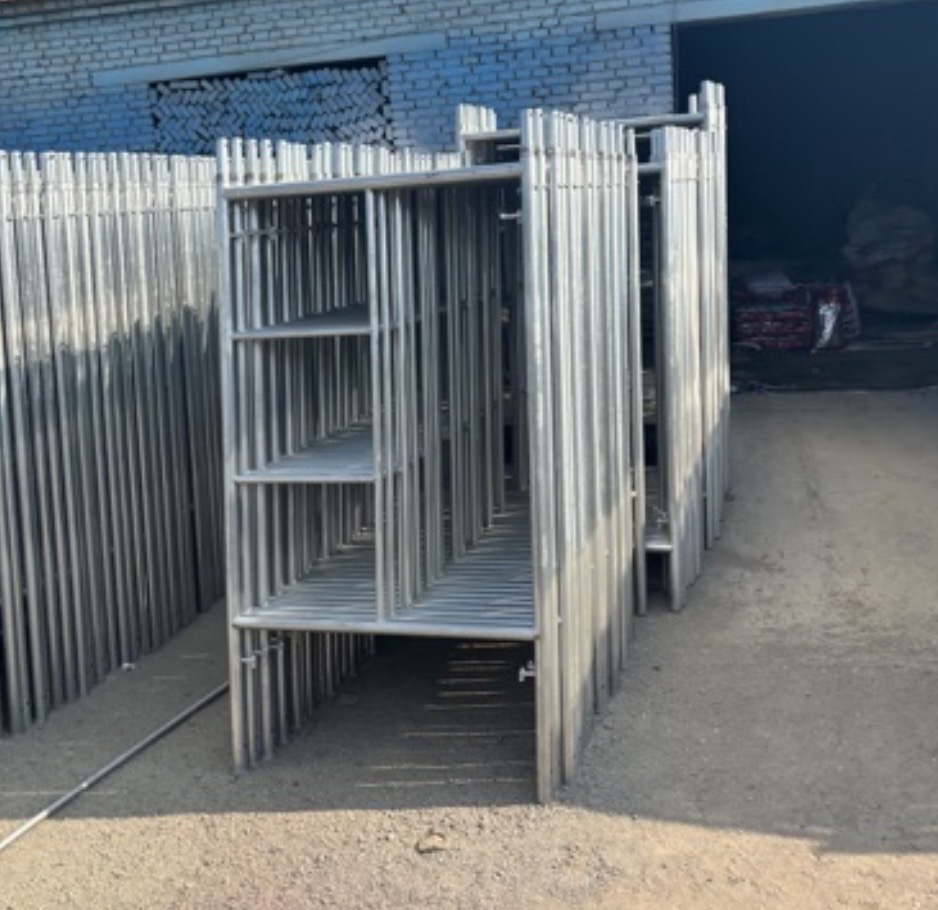 a1dac446-8528-4f86-8856-fe7dfdea73fc_andamio_de_marco_en_H_galvanizado_con_plataforma_y_escalera.jpg
